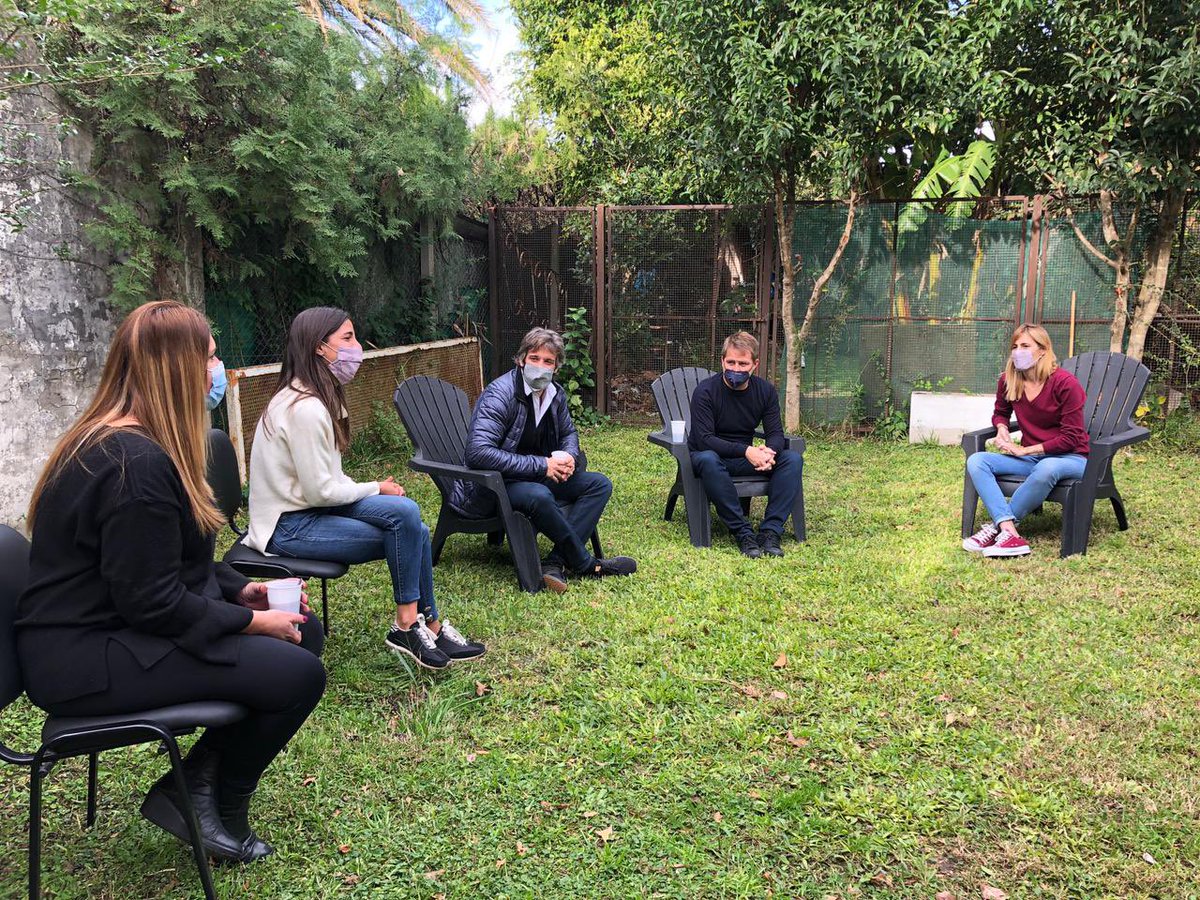 En la semana, junto a <a href="/segundocernadas/">Segundo Cernadas</a> y <a href="/fmdeo/">Flor Montes de Oca</a>, visitamos la casa de Verónica Rodriguez donde funciona una peluquería de barrio. Allí también charlamos con la Pastora María del barrio Las Tunas de Gral. Pacheco y mujeres que participaron del programa Alas.