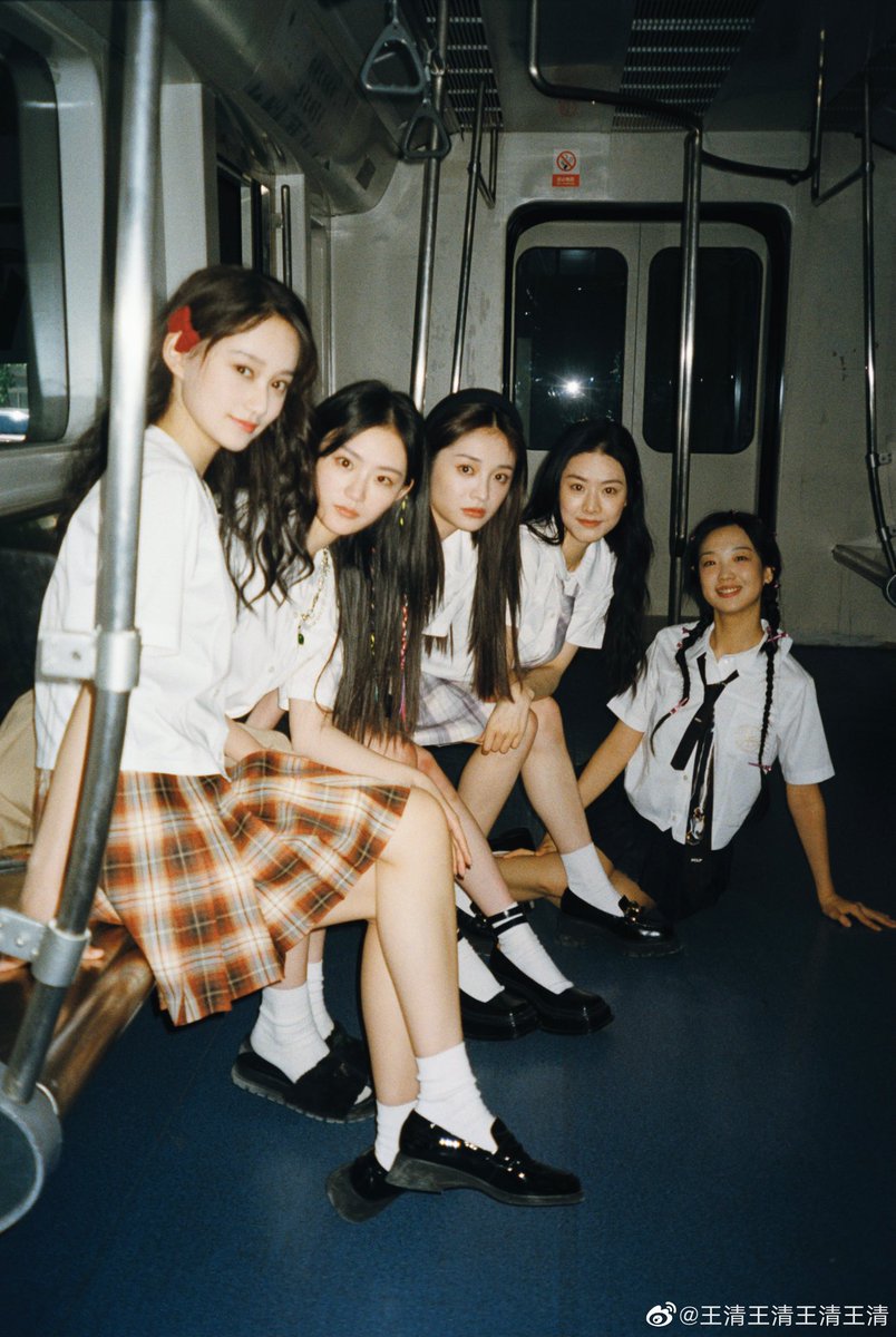 CdramaL's tweet photo. 「📸」#WangQing compartilhou fotos dos bastidores com elenco #ZhouJieqiong, #XiaMeng, #YangHan e #ZhaoMing do c-filme #SunnySisters, para ELLE China. https://t.co/wx2BeHM47M