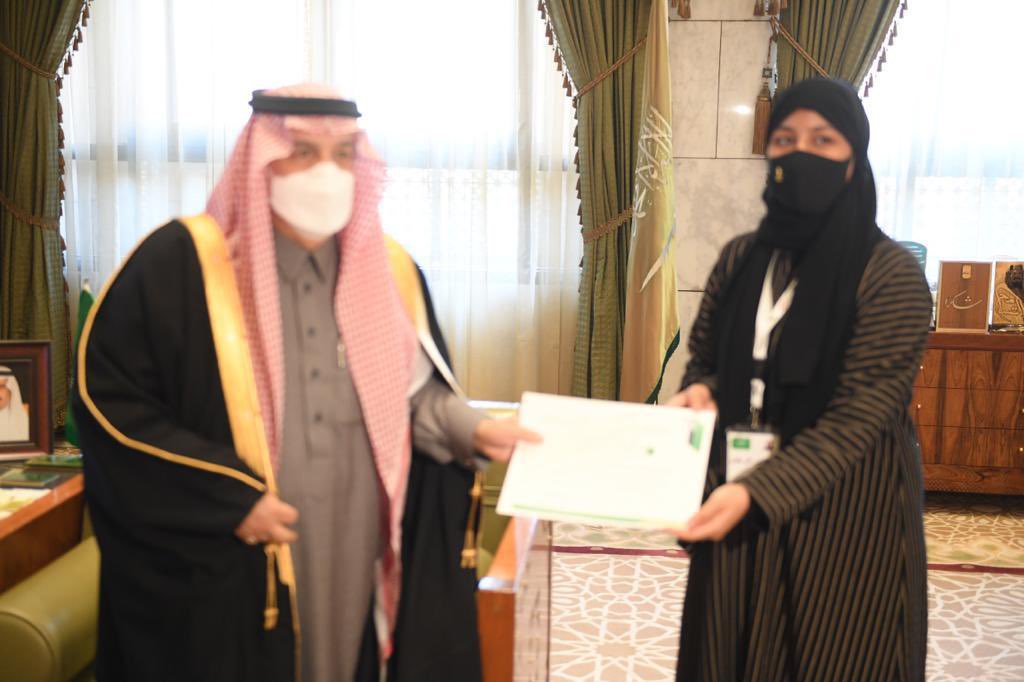 الطالبة أريج البجوي 🇸🇦
تفوز بالمركز الأول على مستوى الخليج ضمن فئة الطالب المتميز بمسابقة مؤسسة #حمدان_بن_راشد_للأداء_التعليمي_المتميز
وتنال التكريم من قبل سمو الأمير فيصل بن بندر أمير منطقة الرياض 🌸👏🏻