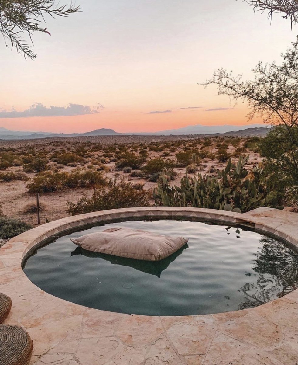 NATALIALABEL's tweet photo. A date night watching the sunset in the desert. Heaven. https://t.co/ZDS4abUtea