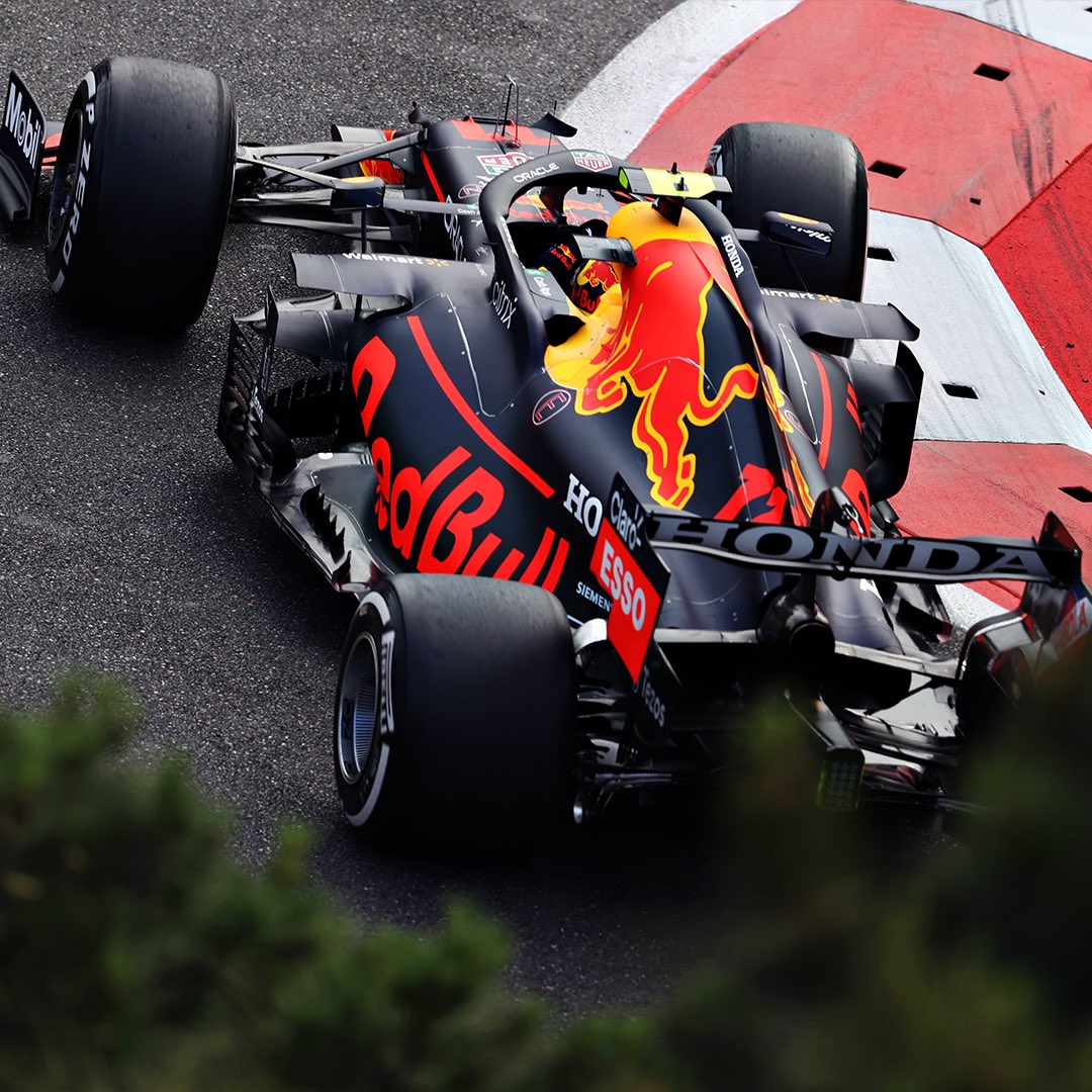 F1Tornello's tweet photo. Muchos están interpretando ahora la importancia de tener dos grandes pilotos en un equipo. Red Bull lo sabía y contrató a @SChecoPerez para que Checo haga lo que hizo hoy. Ganar. Miren cómo se festejó la victoria 🏁 https://t.co/Mg7aAAziIQ