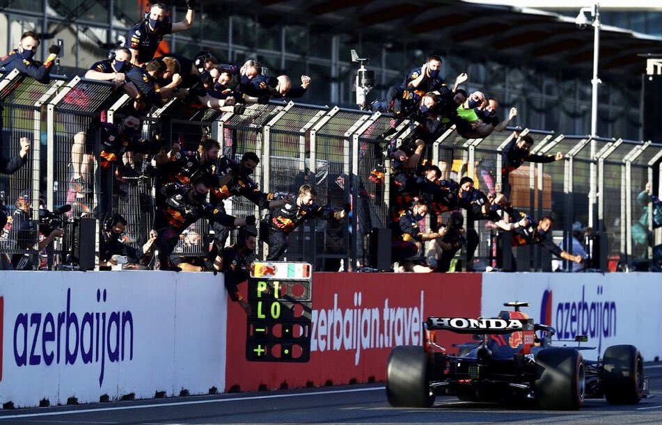 F1Tornello's tweet photo. Muchos están interpretando ahora la importancia de tener dos grandes pilotos en un equipo. Red Bull lo sabía y contrató a @SChecoPerez para que Checo haga lo que hizo hoy. Ganar. Miren cómo se festejó la victoria 🏁 https://t.co/Mg7aAAziIQ