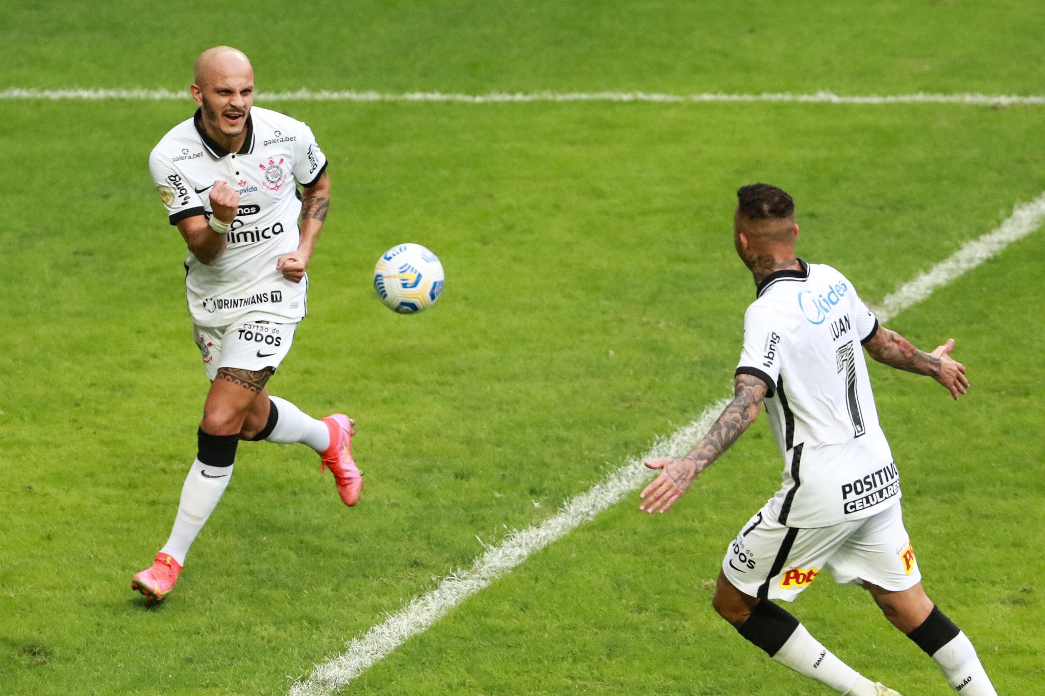 Corinthians bate América Mineiro e vence primeira com Sylvinho pelo Brasileirão