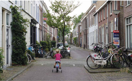 sandylopes's tweet photo. @gentfede Et keint och anescht ausgesin, an d’Stroos esou gestalten dass een intuitiv mei lues fueren muss. Dann brauch een och keen 30er Zeechen méi op der Strooss ze molen #woonerf https://t.co/FRiMT1lXtC