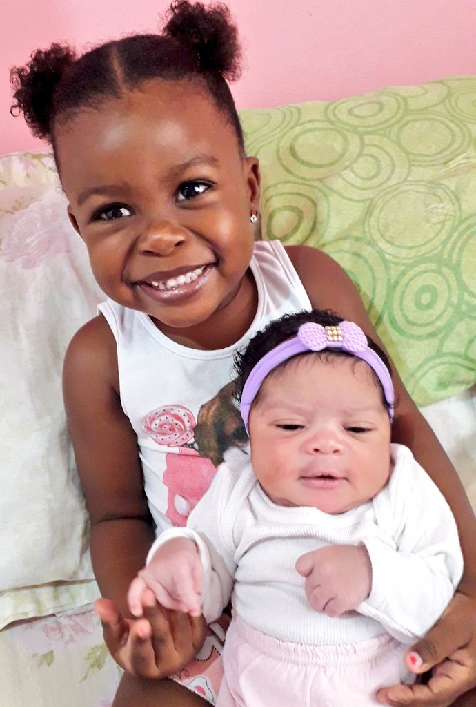 Jeniferpreta21's tweet photo. Amo mais que tudo nessa vida minhas princesas! Mamãe ama muito vocês! #ObrigadomeuDeus #Gratidão #Meumundorosa 
🥰❤👶🏾🎀😍👨‍👩‍👧‍👧💞👭💕👣😘 https://t.co/1Db1qMgGEo