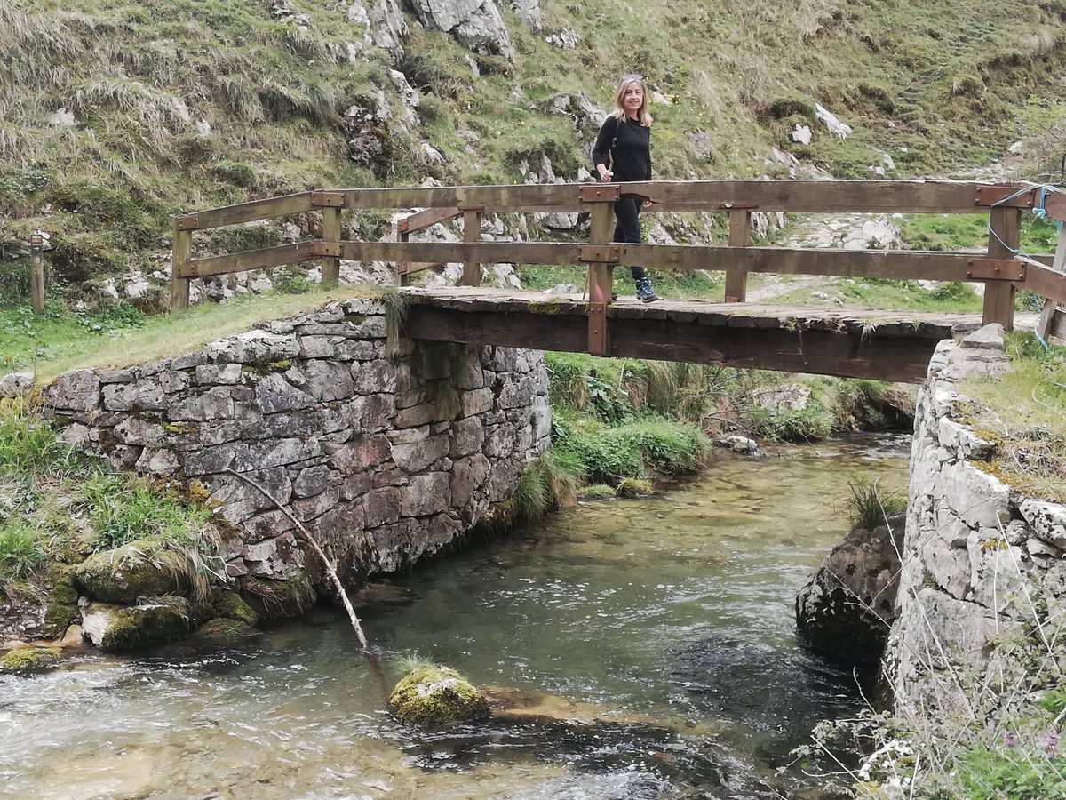 Trotastur's tweet photo. El día que la vida cambió en #Bulnes 
#redpueblosmasbonitosdeespaña
El próximo 17 de septiembre se cumplen veinte años de la inauguración del tren cremallera que unió el último pueblo sin carretera de Asturias con Poncebos y el mundo .
https://t.co/BPlltueA2l https://t.co/THGF5F9xJk