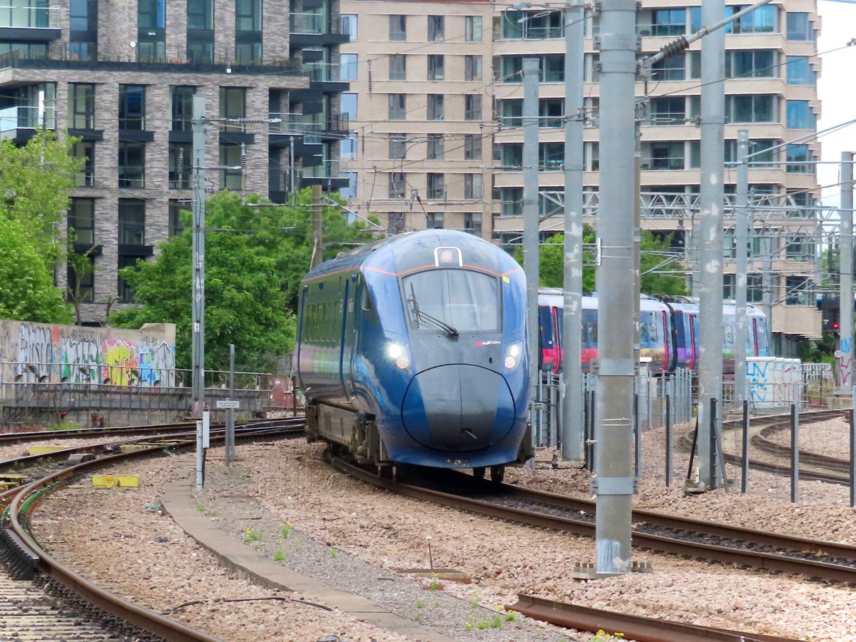 HiPa125's tweet image. Hull Trains 1A91 1148 Hull &amp;gt; London St Pancras International #Class802 802303 ‘Paragon’, descends to P4, after passing over ⤵️ Regents Canal on #MML Bridge 404/2

Back to travelling under ⤴️ Regents Canal to neighbouring Kings Cross, via Gasworks Tunnel, from 07/06

StP
06/06/21