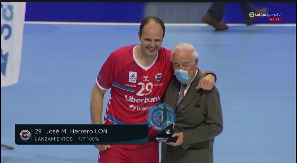 FortuPorras's tweet photo. 😜 Pues sí que lo habéis disfrutado @Herrerolon y @erni_12 @bmSinfin
#chapeau #brochefinal #CopaSacyrASOBAL #MVP #maximogoleador #mejorportero https://t.co/0DPafiUJyv