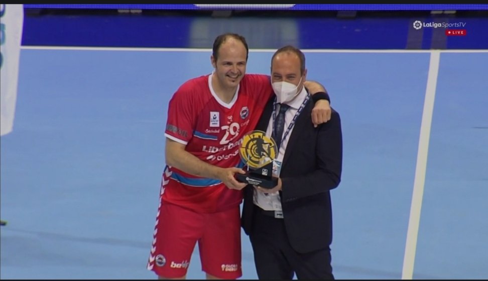 FortuPorras's tweet photo. 😜 Pues sí que lo habéis disfrutado @Herrerolon y @erni_12 @bmSinfin
#chapeau #brochefinal #CopaSacyrASOBAL #MVP #maximogoleador #mejorportero https://t.co/0DPafiUJyv
