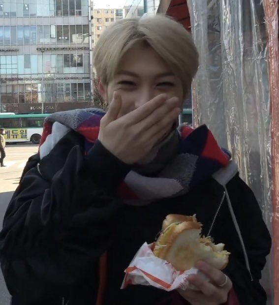 VLIXBLOG's tweet image. sandwich time, yummy!!! 😋 #V #Felix