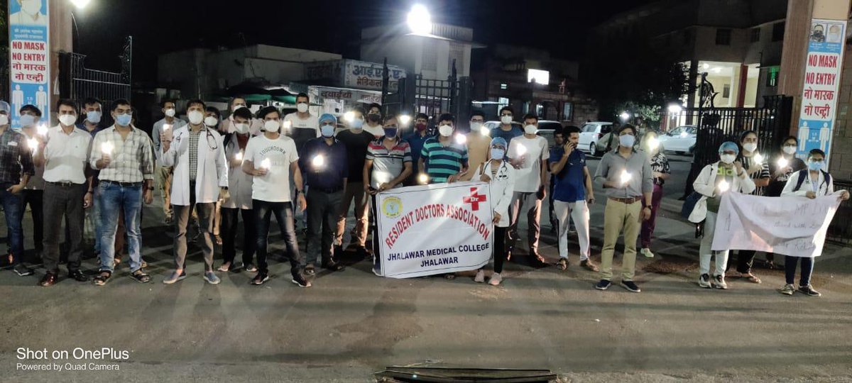 JhalawarRda's tweet photo. मध्यप्रदेश रेसीडेंट एसोसिएशन के समर्थन में झालवाड़ मेडिकल कॉलेज राजस्थान ,रेसीडेंट डॉक्टर एसोसिएशन का कैंडल मार्च। https://t.co/6QEJ2ANiJ0