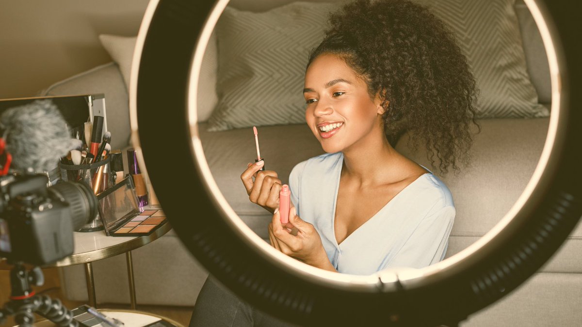 applevalentine2's tweet photo. Calling all #beautyinfluencers &amp; #makeupgurus 😘 who are some of your favorite faces to watch right now? Let us know below, and no shame in tagging yourself! ❤️😉 https://t.co/jgvgppkVxP
