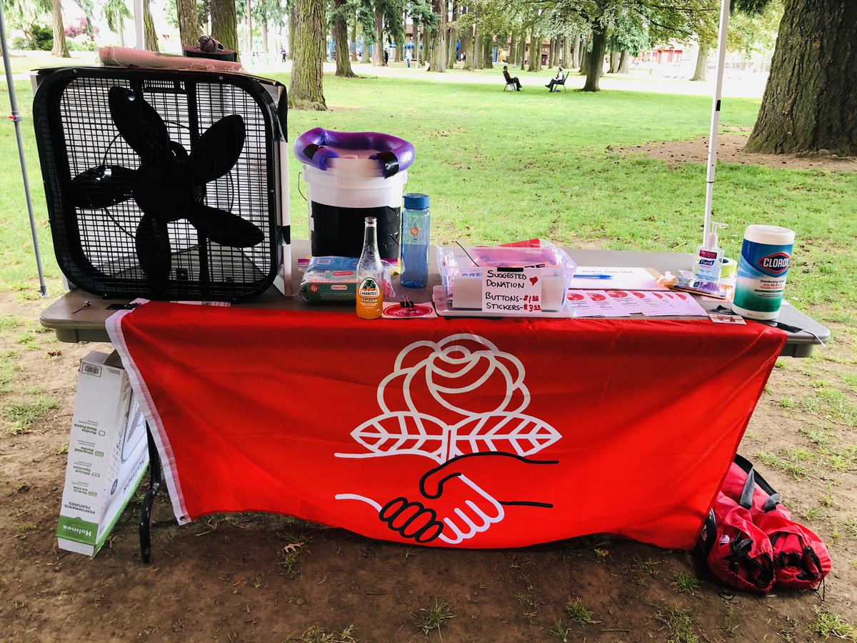 resiliencypdx's tweet photo. A few of us stopped by the @CommSolidSchool training regarding tenant rights &amp; organizing and our comrades in the Housing WG have this DIY Box Fan Air Filter demo at their table! https://t.co/QLGPba5Biu