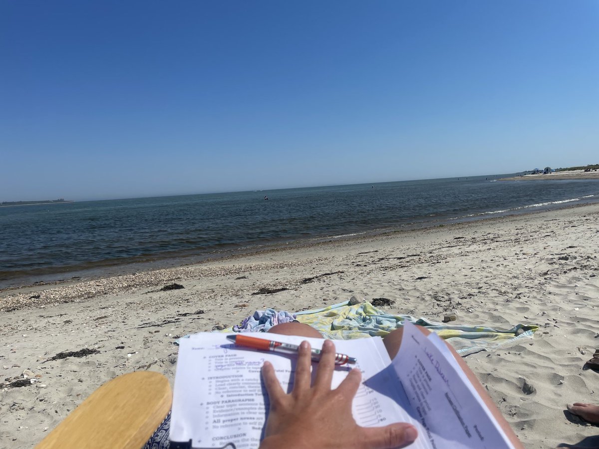 BellicoJesse's tweet image. How teachers do June beach days!  #teachinNbeachin #makingthegrade #multitaskmasters