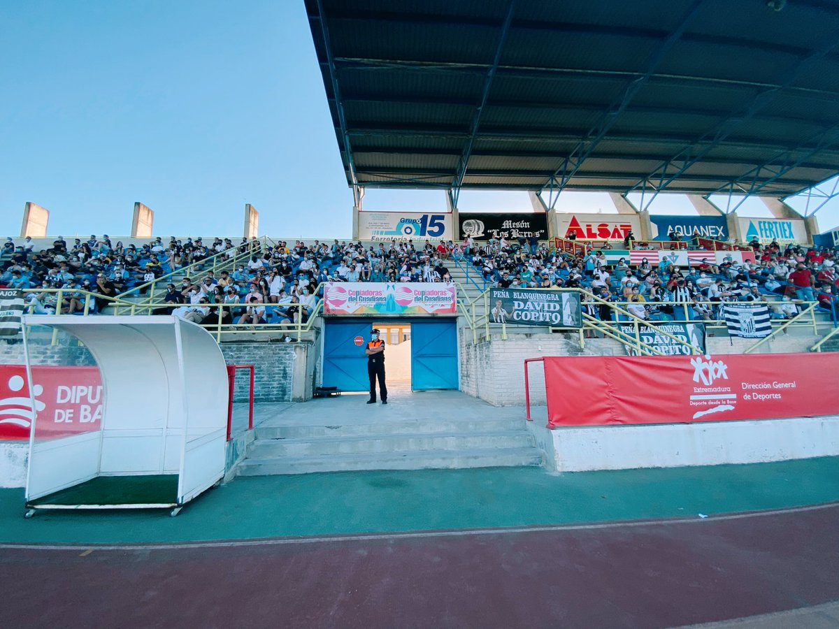 pcdonbenito's tweet photo. ⚽️Ascenso a 3ª División⚽️

CD Badajoz B - CD Guadiana ⚽️🥅🏟‼️

Operativo sin incidentes🚨

#PCDonBenito #proteccioncivil #emergencias https://t.co/kCe6LGhD9P