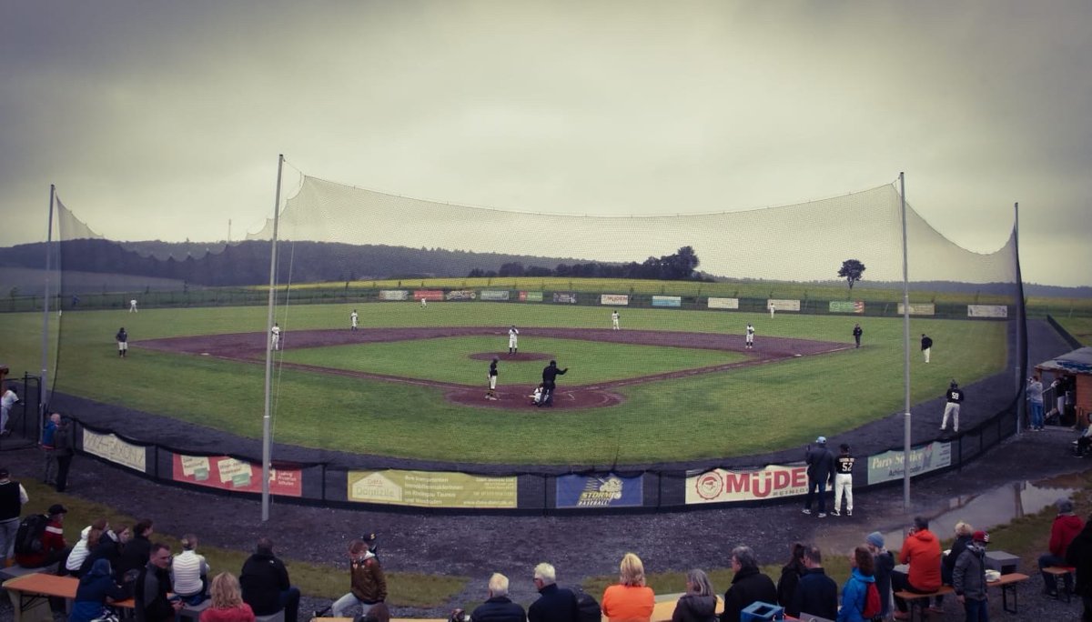 Der Bericht zum heutigen Saisonauftakt gegen die <a href="/Hornets_HG/">Bad Homburg Hornets</a> ist jetzt online:
stormbaseball.de/split-zum-sais…
Wie es sich für den Taunus gehört, war der Wind ein ernstzunehmender Mitspieler, vereitelte er doch auf beiden Seiten einen Homerun...
#BaseBall #gostorm #Hünstetten

⚾️🥎💙💛