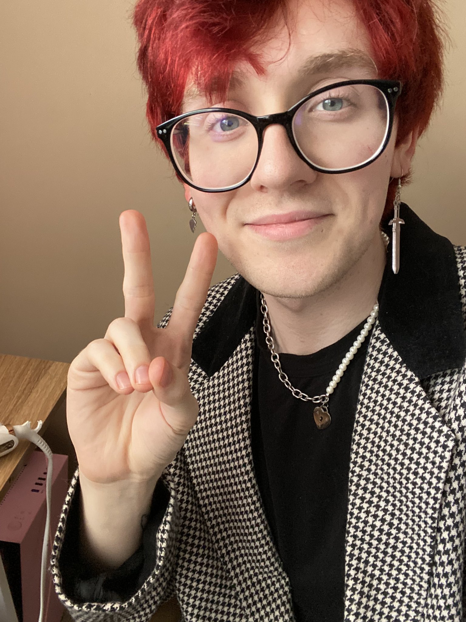 Kaden Al Twitter I Dyed My Hair Red But I Want To Add Black To It Should I Do Highlights Throughout All Of My Hair Or Should I Just Do My Bangs