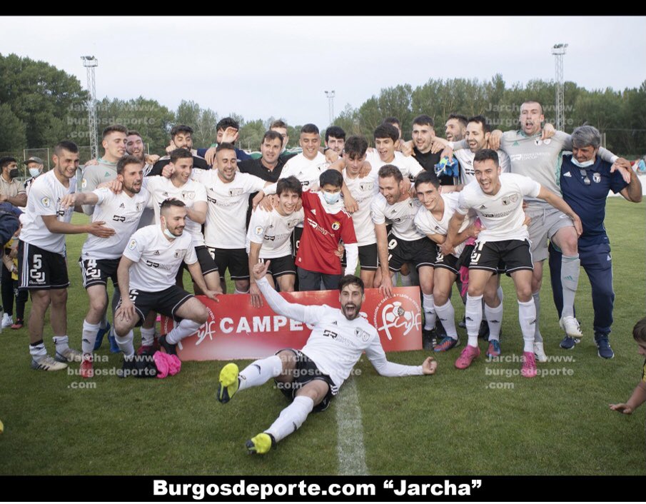 Vamos_BurgosCf's tweet photo. Alegría inmensa, un montón de jugadores burgaleses logrando un ascenso a 2B y sacando a lucir su bandera, la bandera de Burgos. 
Es para estar muy orgulloso de todos ellos, dando la vuelta a todo desde enero, sin arrugarse. 💪💪 https://t.co/hbf1DGfngM