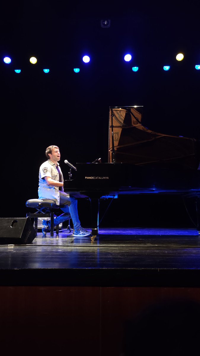 Espectacular! 1 hora i mitja que es queda curta però que bé ho hem passat. Gràcies <a href="/ManuGuix/">Manu Guix</a> #piano #veu #Blanes
