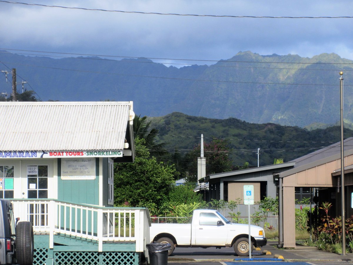 lumahaimike's tweet photo. Made the #mailrun to Hanalei this morning. Lots of families visiting. https://t.co/4IseLSkQrb