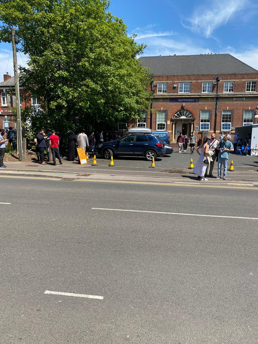 CllrMajid's tweet photo. Huge thank you both @unityfm935 and Radio Aap Ki Awaaz for promoting the #COVID19 #PfizerVaccine vaccination initiative outside #WardEndLibrary
As a result @NHSBSolCCG doubled their resources for Friday/Saturday and will be back tomorrow to encourage people to #GetVaccinated 🙌🏽 https://t.co/5GgyQyN3eR