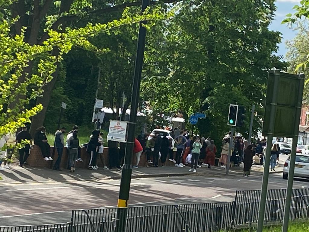 CllrMajid's tweet photo. Huge thank you both @unityfm935 and Radio Aap Ki Awaaz for promoting the #COVID19 #PfizerVaccine vaccination initiative outside #WardEndLibrary
As a result @NHSBSolCCG doubled their resources for Friday/Saturday and will be back tomorrow to encourage people to #GetVaccinated 🙌🏽 https://t.co/5GgyQyN3eR