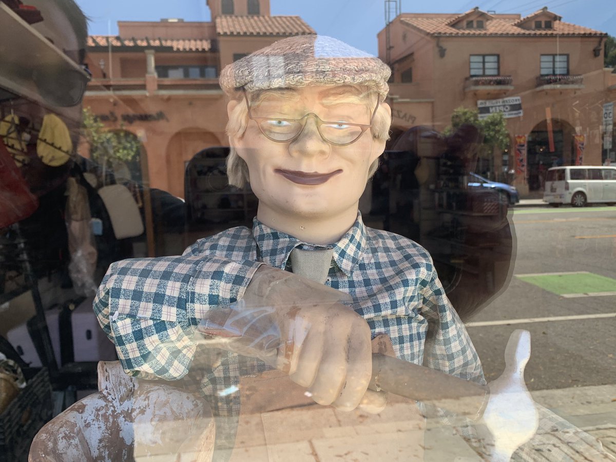 Little cobbler doll at this shoe repair place looks like Gordon Ramsay https://t.co/pJZ0JVCc1M