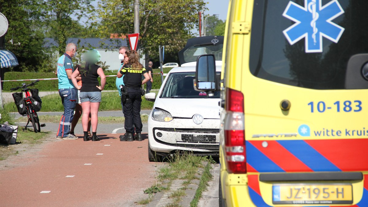 WAARLAND - Een oudere man op een scootmobiel is woensdag in de namiddag zwaargewond geraakt bij een botsing met een auto.