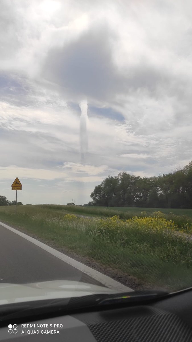 pdzwigalski's tweet photo. @MeteoprognozaPL Dziś nad Szczecinem oraz nad Zalewem Sz. niebo było wyjątkowo ciekawe 🔥🔥🔥 https://t.co/OFAkRdgj7R