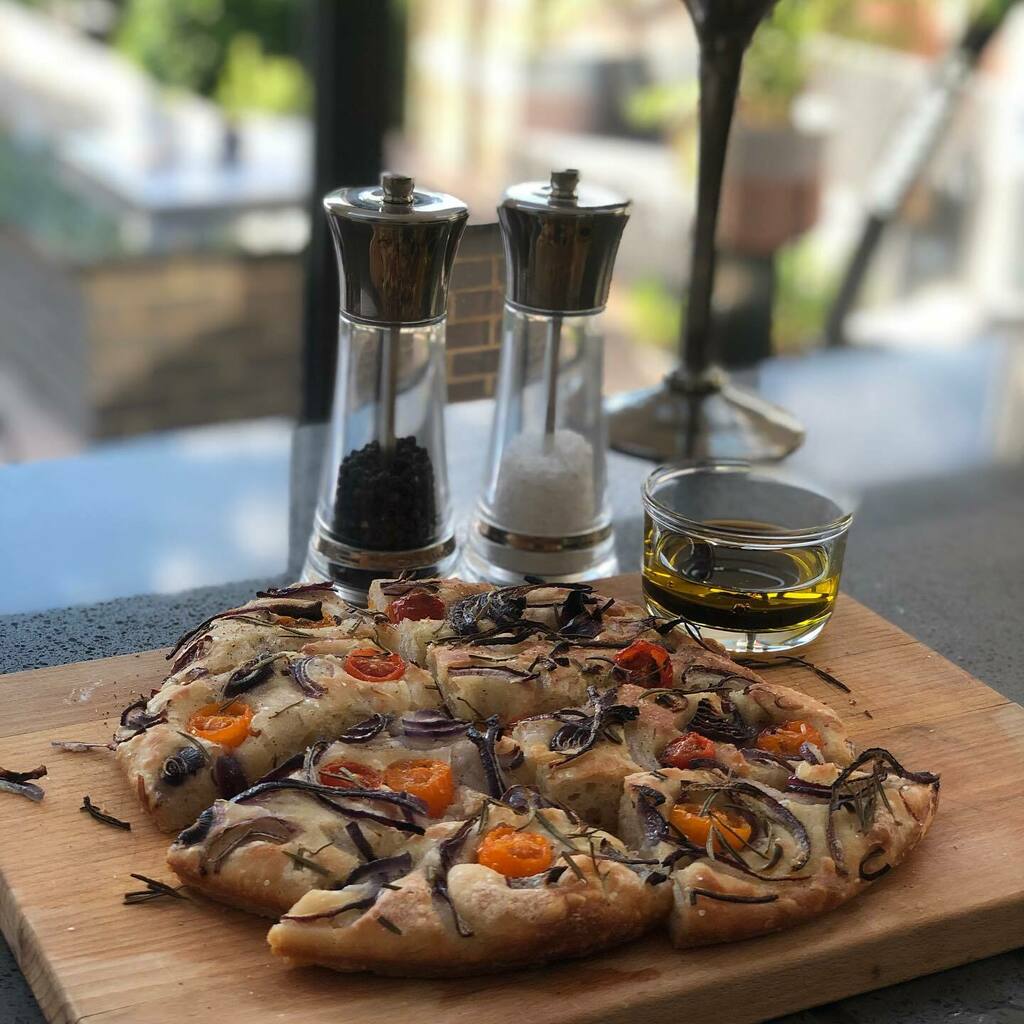 Homemade focaccia 🥖 - rosemary, tomatoes and red onion 🧅 
•
#vegan #plantbased #veganrecipes #veganrecipes #homemade #homecook #homecooking #cookingastorm #foodporn #healthy #healthylifestyle #weewoo #thatwookitchen #weewookitchen #photobombhand 🖐🏻🖐🏼 instagr.am/p/CPytFTShBQu/