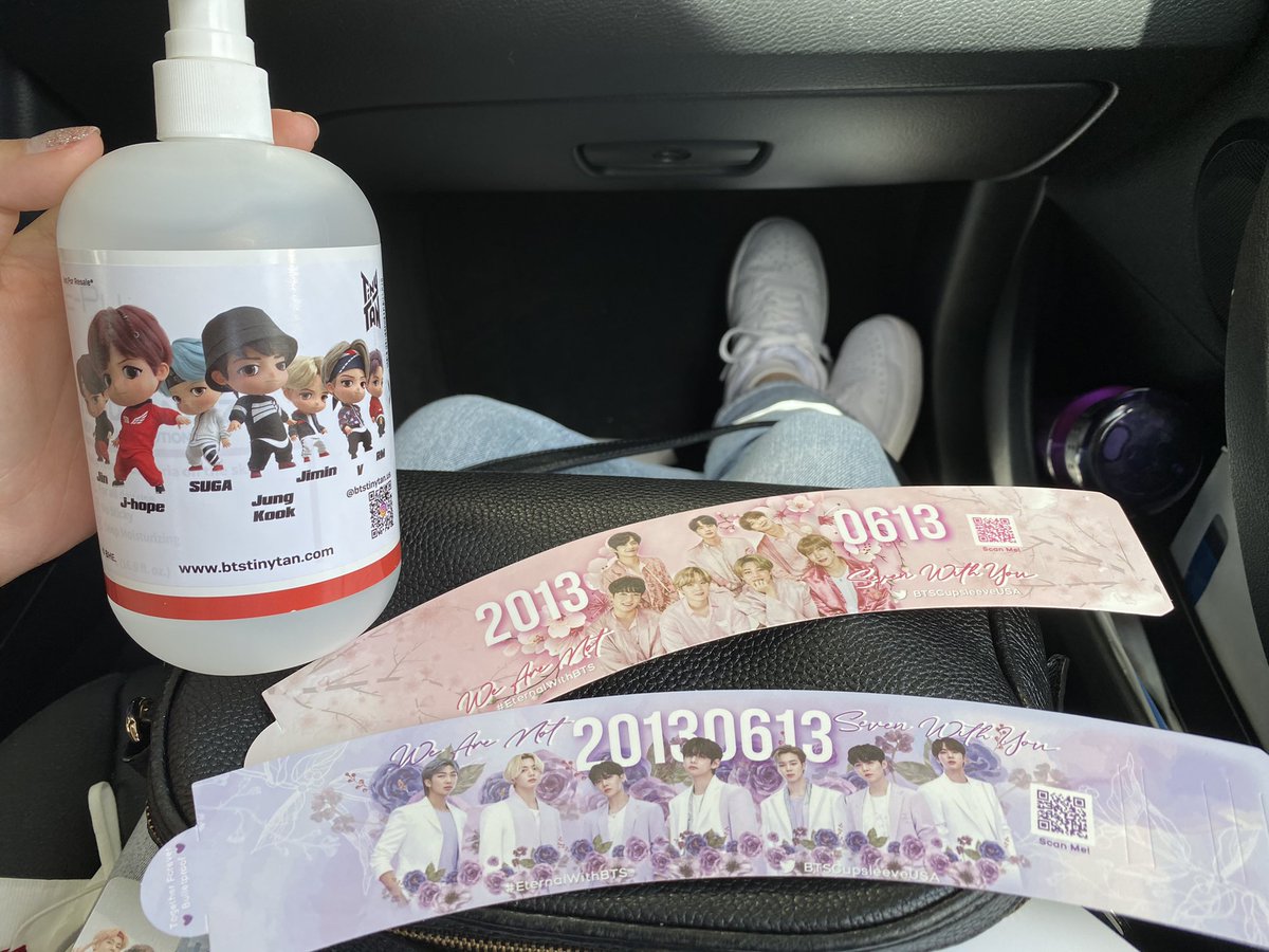 missymoya95's tweet photo. 8th Anniversary cupsleeve event 💜 thank you @namjooning_la for hosting and the cute goodies 💞 https://t.co/hQai6tFnRl