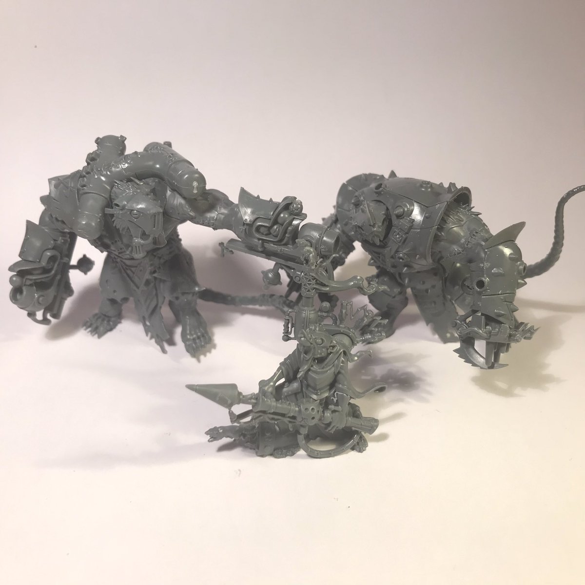 Vulkans_Forge's tweet photo. Nice little building session to round off the weekend 😁 although I do think it’s a bit of a shame these #Stormfiends aren’t easier to customise 🤔 #Warmongers #WarhammerCommunity #AgeOfSigmar #Skaven #ClanSkryre #Warlock #PaintingWarhammer #GettingReadyForTheNewEdition #Chaos https://t.co/qGrQo553yb