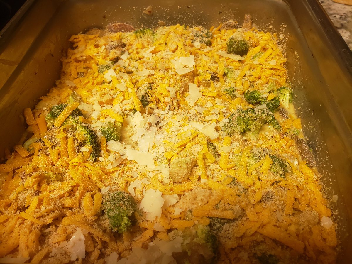 KawaiiMJ's tweet photo. Well it's time for dinner and I had a lot of cheese to get rid of...
So why not whip up the iconic mom meal.
No cans of Campbell's where used for this meal...
#broccoligotcooked
#casserole
#broccolicheeseandrice https://t.co/fzlKqFa6un