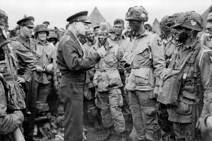 De toutes les images du #DDay, je retiendrais bien celle-ci : le général #Eisenhower qui rend visite aux paras la veille du débarquement. Leur mission était cruciale, les prévisions estimaient leurs pertes à 50%. #Respect #dday77thanniversary #DDay77 #dday2021