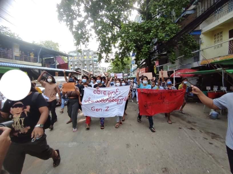 At around 8:45 am on June 7, Sanchaung main strike in Ahlone Township,Yangon marched the guerrilla strike to overthrow the Military dictatorship.
#WhatsHappeningInMyanmar #June7Coup