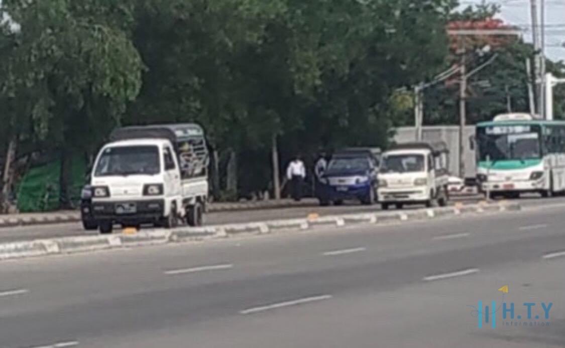 hannayuri_twt's tweet photo. At 8:20 AM on June 7,soldiers and police are inspecting vehicles and civilian phones at the Yangon-Pathein Road Industrial Zone bus stop in Hlaing Tharyar Township.

#June7Coup #WhatsHappeningInMyanmar https://t.co/JXXPEs6biK