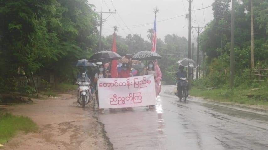 LeeDam_3's tweet photo. The protesters in Nyin Maw village, Laung Lon Township went on strike in protest the military dictatorship. 

#June7Coup
#WhatsHappeningInMyanmar https://t.co/rzLqQASw28