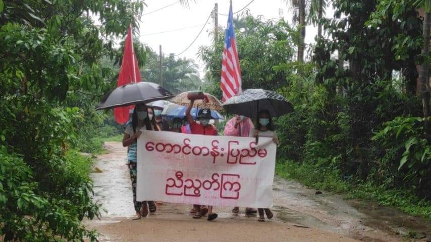 LeeDam_3's tweet photo. The protesters in Nyin Maw village, Laung Lon Township went on strike in protest the military dictatorship. 

#June7Coup
#WhatsHappeningInMyanmar https://t.co/rzLqQASw28