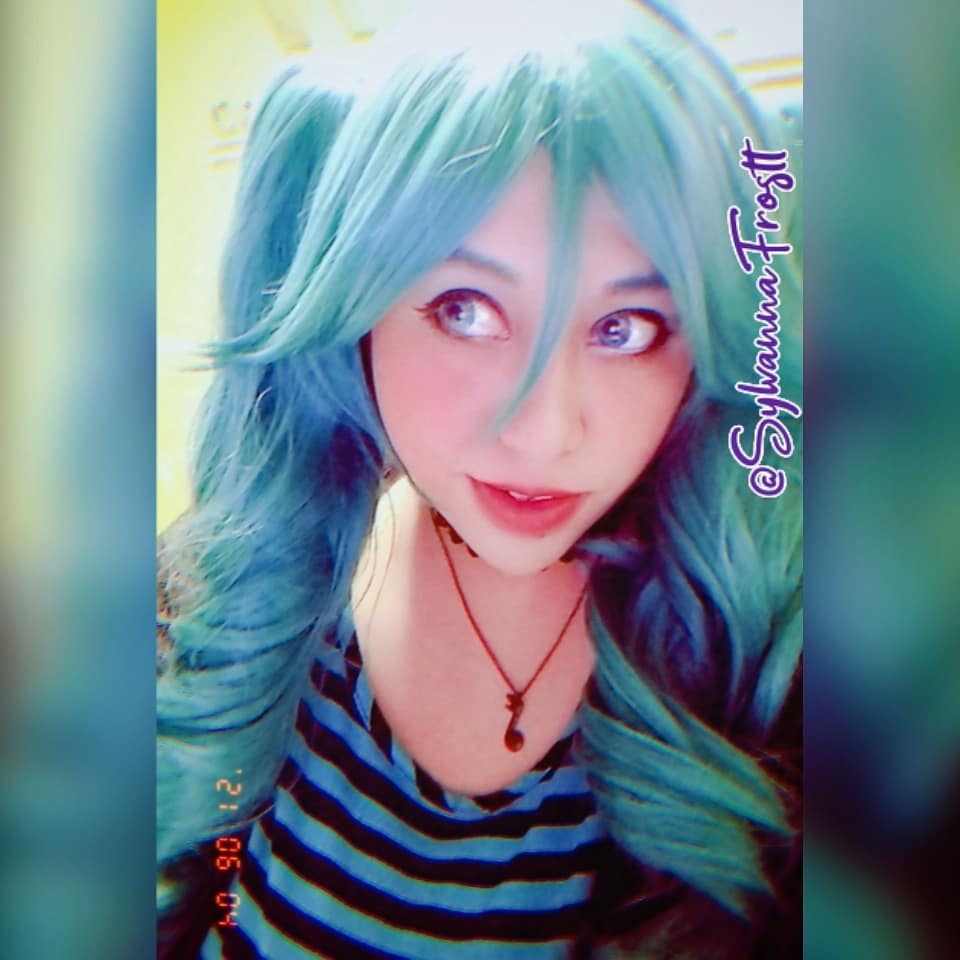 Sylvannafrostt's tweet photo. この世界のメロディーわたしの歌声. 届いているかな、響いているかな 🎶💙🎶
#outfitinspired #mikuhatsune #mikuhatsunecosplay #mikuhatsunevocaloid #vocaloid #makeupinspired #vocaloidmakeup #vocaloid01 #casualcosplay #casualfriday #casualvocaloid #packaged https://t.co/JWizHXfhJ7