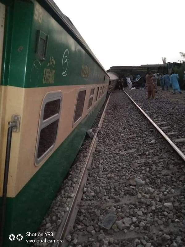 jeera_001's tweet photo. انا للہ و انا الیہ راجعون 
ریتی کے قریب بڑا ٹرین حادثہ
 گھوٹکی۔ 30 افراد کے جاں بحق ہونے کی تصدیق ہوگئی، ڈپٹی کمشنر عثمان عبد اللہ 
حادثے میں ابتک 40 افراد کو زخمی حالت میں ریسکیو کرلیا گیا ہے، ڈپٹی کمشنر عثمان عبد اللہ حادثے میں دونوں مسافر ٹرینوں کی 14 بوگیاں متاثر ہوئیں ہیں https://t.co/Kn0eGpcQJg