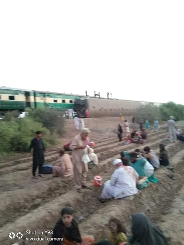 jeera_001's tweet photo. انا للہ و انا الیہ راجعون 
ریتی کے قریب بڑا ٹرین حادثہ
 گھوٹکی۔ 30 افراد کے جاں بحق ہونے کی تصدیق ہوگئی، ڈپٹی کمشنر عثمان عبد اللہ 
حادثے میں ابتک 40 افراد کو زخمی حالت میں ریسکیو کرلیا گیا ہے، ڈپٹی کمشنر عثمان عبد اللہ حادثے میں دونوں مسافر ٹرینوں کی 14 بوگیاں متاثر ہوئیں ہیں https://t.co/Kn0eGpcQJg