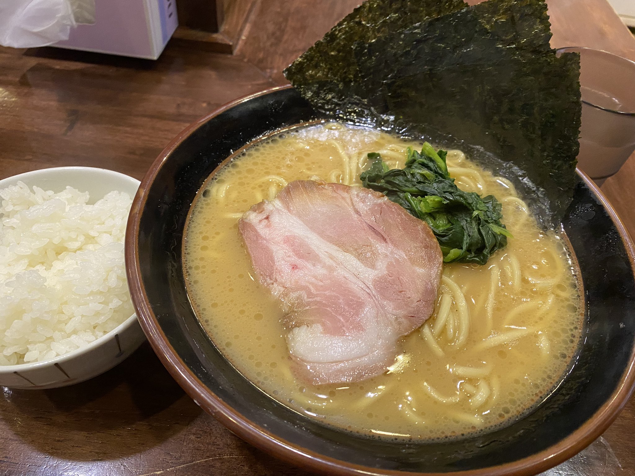 熊川悠司 Yuji Kumagawa ラーメン食いてぇ 今鴨居の大岡家さんには以前お願いした6 26ラジアントホール大会のポスターが貼ってあるはず 張り替えのタイミングにはきっと何も気にせず食べにいけるようになってるはず きっと 食券を出して 固め