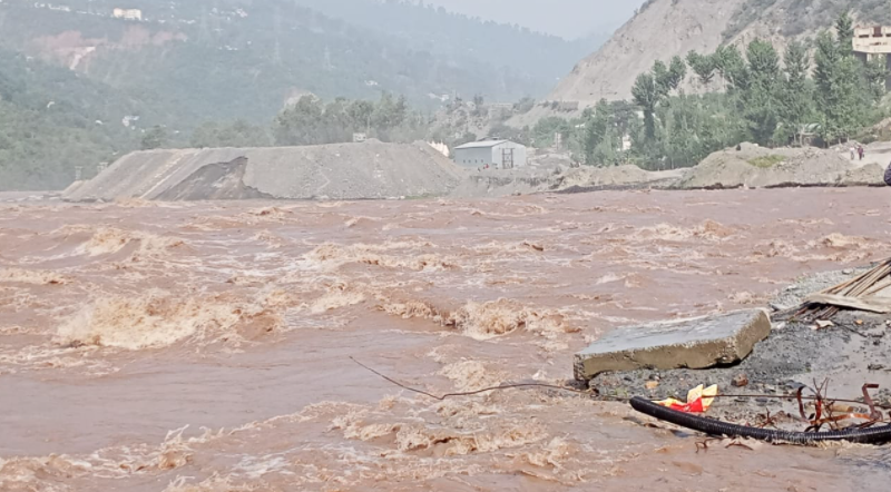 dcramban's tweet photo. URGENT ADVISORY - Water level in River Chenab has risen today. People are strictly advised not to go near the river banks and put their lives in danger. Thank you.@diprjk @DisttRamban @PIBSrinagar @ddnews_jammu @radionews_jammu https://t.co/tKW9fJ45j9