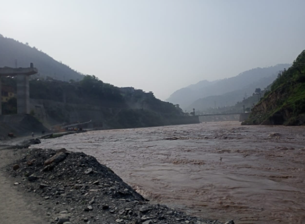 dcramban's tweet photo. URGENT ADVISORY - Water level in River Chenab has risen today. People are strictly advised not to go near the river banks and put their lives in danger. Thank you.@diprjk @DisttRamban @PIBSrinagar @ddnews_jammu @radionews_jammu https://t.co/tKW9fJ45j9