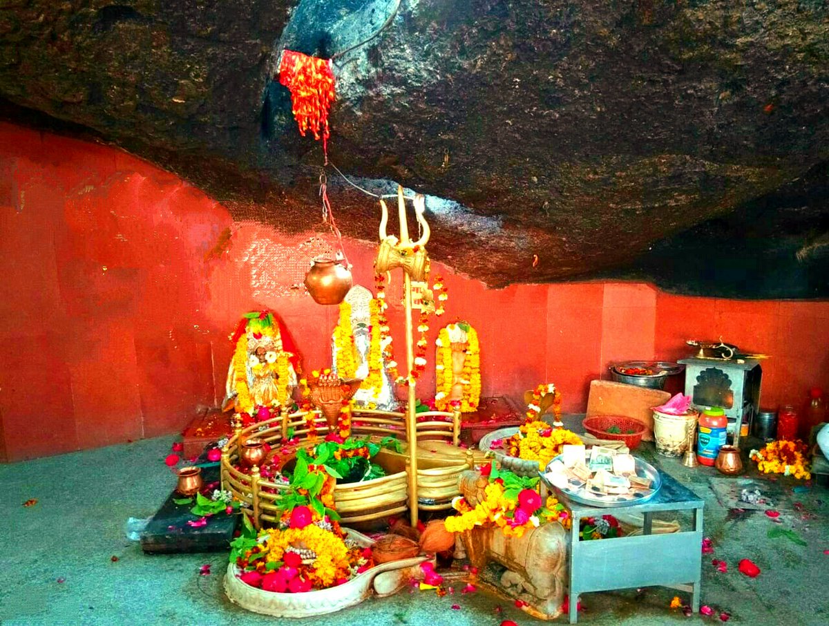 Rakeshshukla_7's tweet photo. भीलवाड़ा से 6 किमी की दूरी पर स्वयंभू शिवलिंग है। प्राचीनकाल में ���ह क्षेत्र अरण्‍य वन था। गुफा में विराजे महादेव का पता करीब 800 साल पूर्व चला था, तब से यहां भक्तों का तांता लगा रहता है। https://t.co/y0Ks8MzWiv