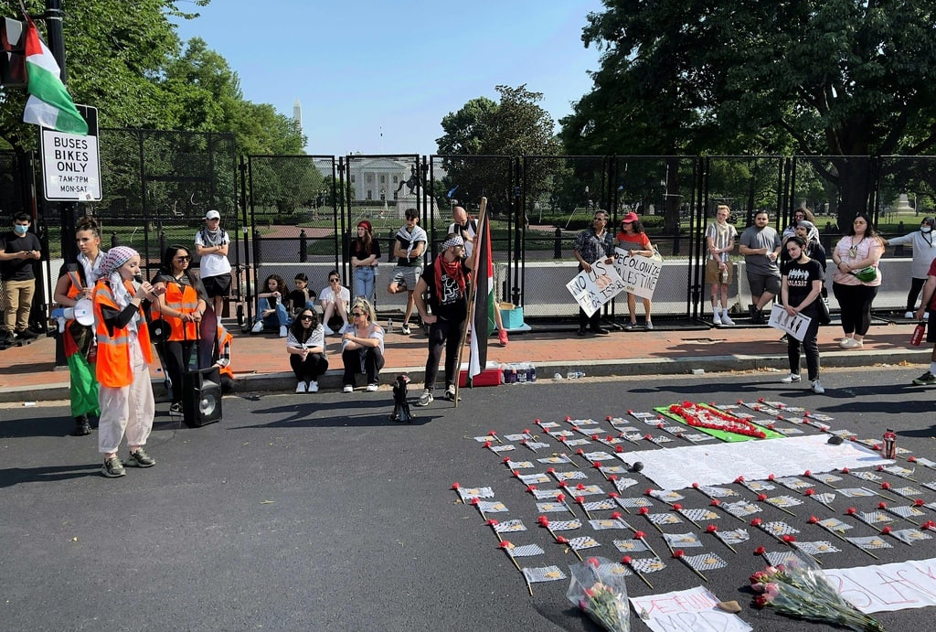 hareez_anwar85's tweet photo. Activists display 231 small Palestinian flags representing 231 Palestinian killed during the latest Israeli war on Gaza, near the White House in Washington, DC. #SahabatPalestina_ID #IntlPolitics https://t.co/hvAKZWZkGw