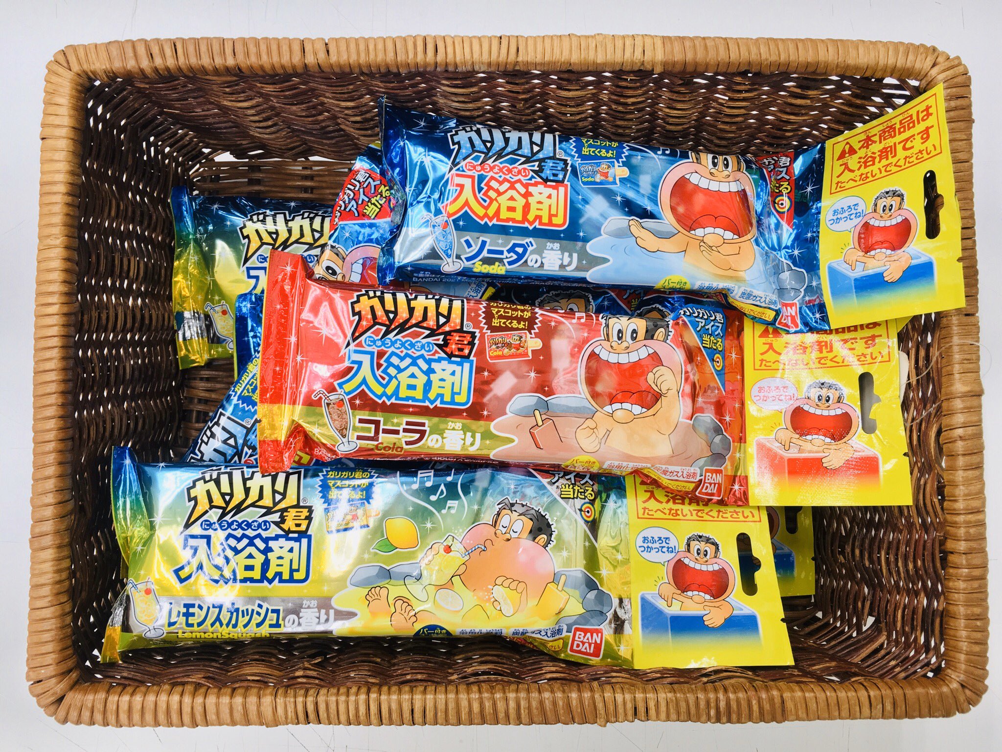 東急ハンズ渋谷店 Di Twitter ガリガリ君 入浴剤 ガリガリ君をお風呂で溶かしてみたい そんな無謀な夢を叶えてくれる 夢の入浴剤の登場です 袋を開ければ あの棒付きのガリガリ君そっくりの入浴剤が出てきます 全3種 1個 418円 税込 ガリガリ君