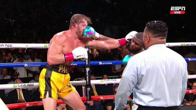 Satu di antara pukul Floyd Mayweather yang bersarang di muka Logan Paul