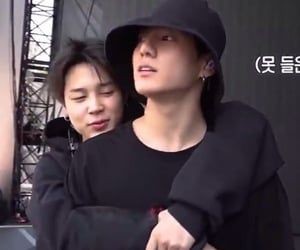 onlytstark's tweet photo. jikook au abo

onde jimin sempre cheira o pescoço do jungkook quando tem a oportunidade e seua fãs especulam o casal sobre os motivos disso. https://t.co/qXvZS55vpu