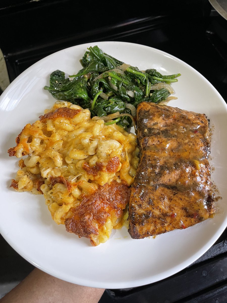RobWalks_'s tweet photo. Happy Sunday. Jerk Mango Salmon with baked mac &amp; sautéed spinach for dinner. https://t.co/ECASTLiosa